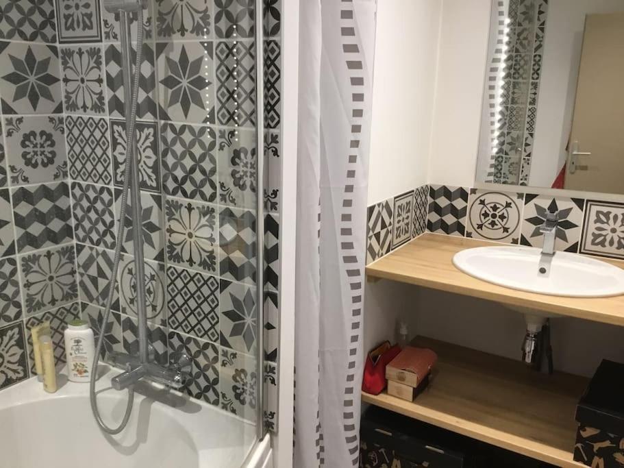 Appartement Tres Lumineux Egat Exteriör bild