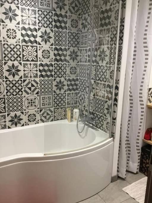 Appartement Tres Lumineux Egat Exteriör bild